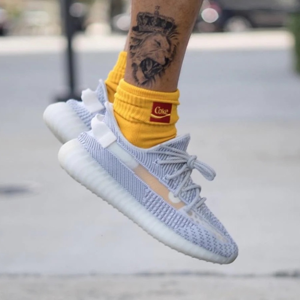 Yeezy Boost 350 V2 in static